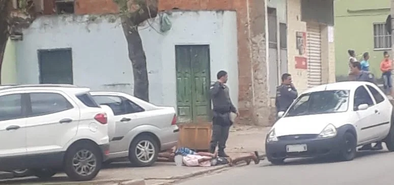 Suspeitos que trocaram tiros em frente à creche são presos na Serra