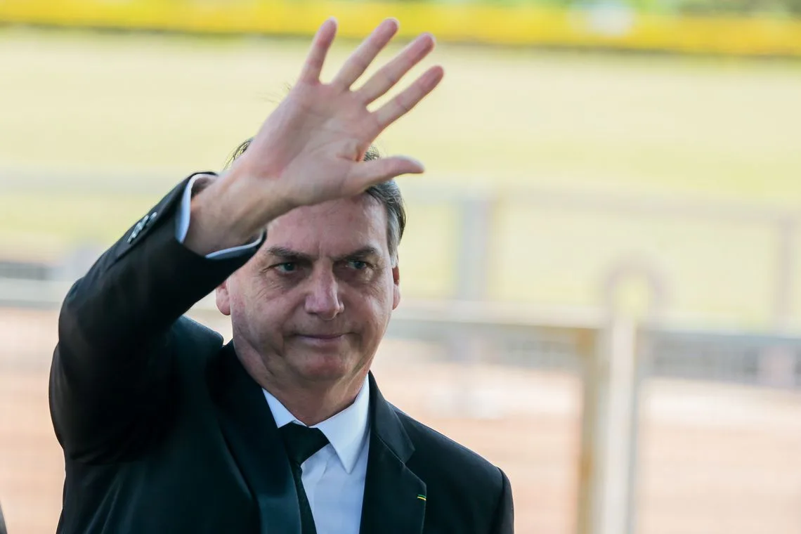 Presidente Jair Bolsonaro cumprimenta turistas no Palácio da Alvorada