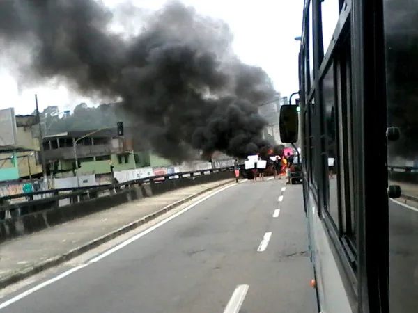 Protesto deixa trânsito complicado na Terceira Ponte em Vila Velha