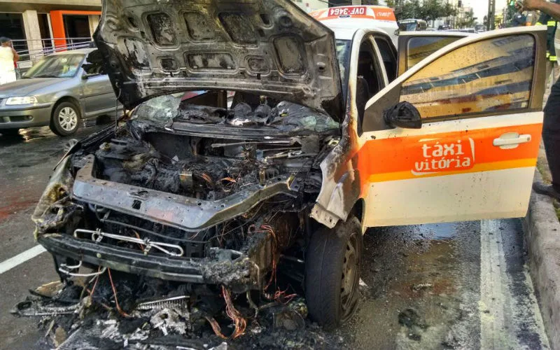 Táxi pega fogo na Reta da Penha em Vitória