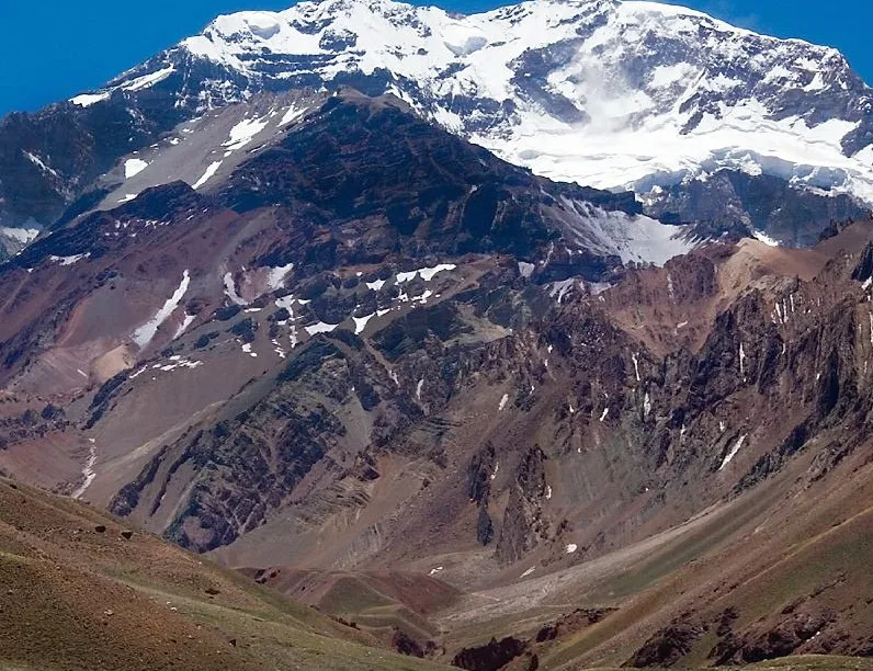 Três alpinistas morrem em montanha coberta de neve nos Andes peruanos Três alpinistas morrem em montanha coberta de neve nos Andes peruanos