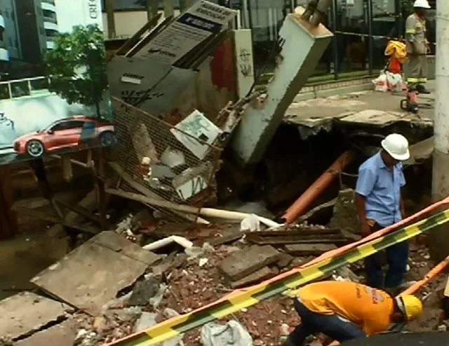 Jardim Camburi é castigado pela chuva: cratera é aberta no asfalto e carros ficam debaixo d'água nas garagens