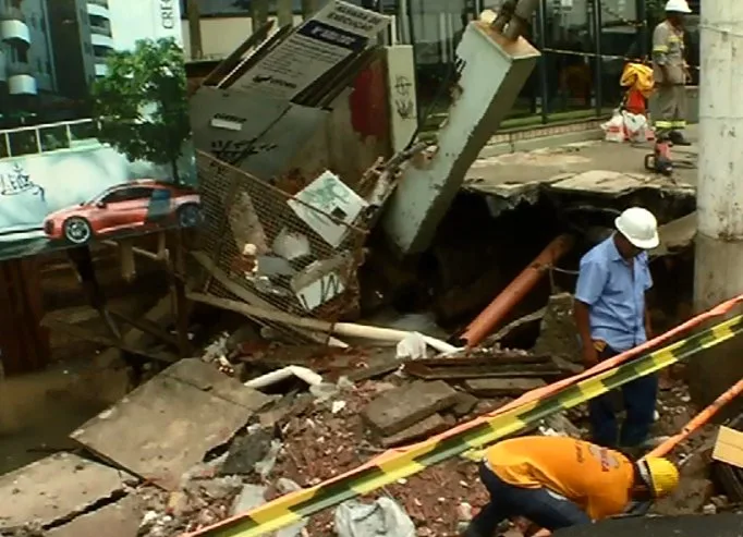 Jardim Camburi é castigado pela chuva: cratera é aberta no asfalto e carros ficam debaixo d'água nas garagens