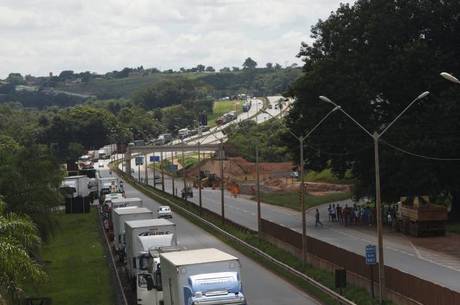 Caminhoneiros mantêm bloqueios nas BR´s 101 e 262 no Espírito Santo