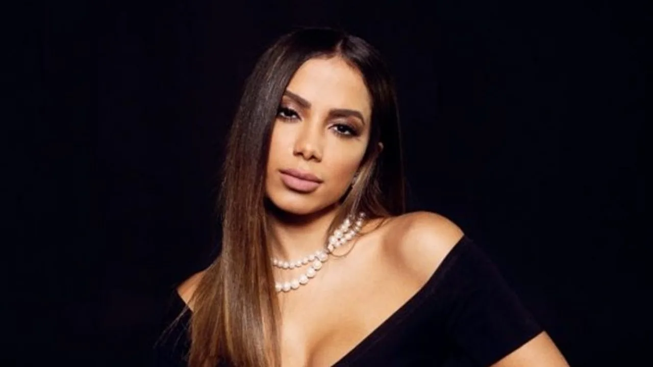 Anitta declara que está viciada em 'Power Couple', da Record TV