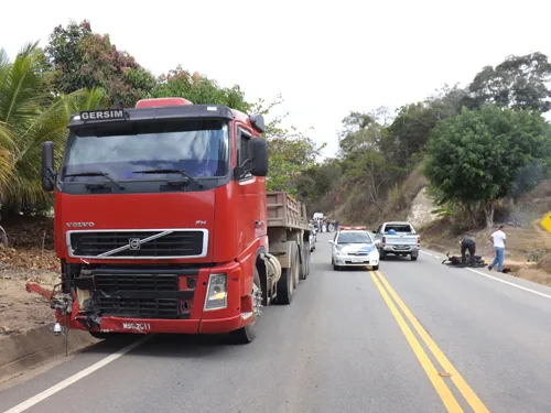 Duas pessoas morrem após acidente entre moto e carreta em Afonso Cláudio