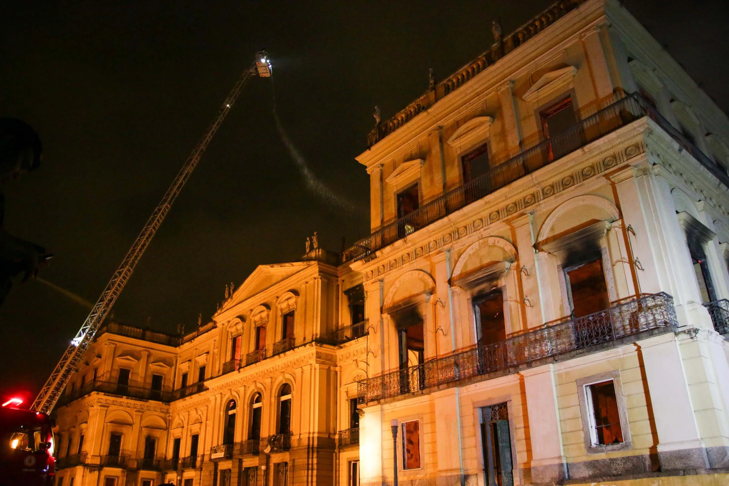 RJ – INCÊNDIO-MUSEU-NACIONAL – GERAL – Incêndio de grandes proporções atinge Museu Nacional, vinculado à Universidade Federal do Rio de Janeiro, na Quinta da Boa Vista, em São Cristóvão, no Rio de Janeiro (RJ), neste domingo (02). 02/09/2018 – Foto: BETINHO CASAS NOVAS/FUTURA PRESS/FUTURA PRESS/ESTADÃO CONTEÚDO