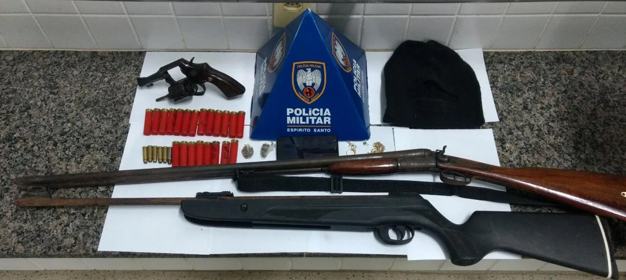 Homem e menor são apreendidos com armas e munições em Guarapari