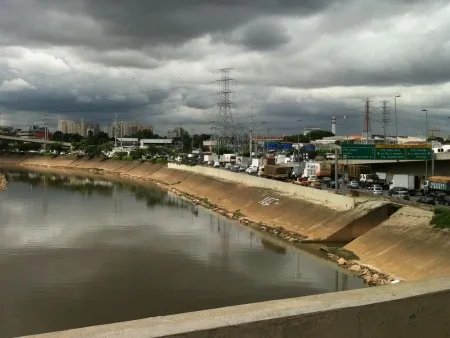 Em SP, bombeiros encontram corpo de mulher na Marginal do Tietê