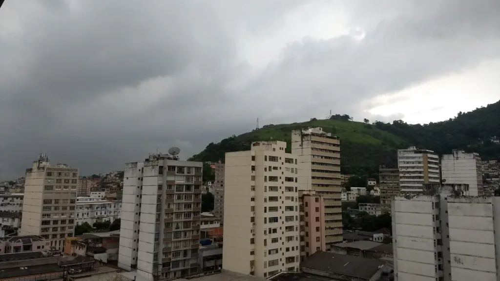 Fim de semana do capixaba começa com chuva. Veja a previsão do tempo!