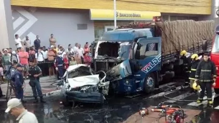 Grave acidente deixa Avenida Carlos Lindemberg interditada por três horas em Vila Velha