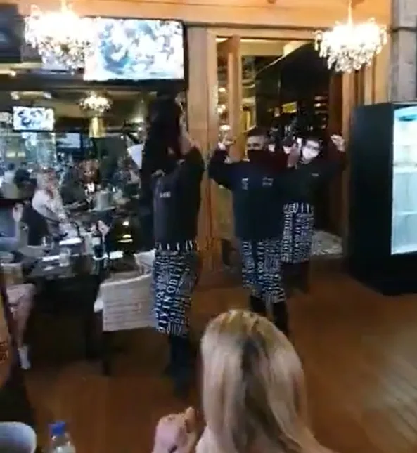 Restaurante pede desculpas após vídeo com garçons imitando meme do caixão