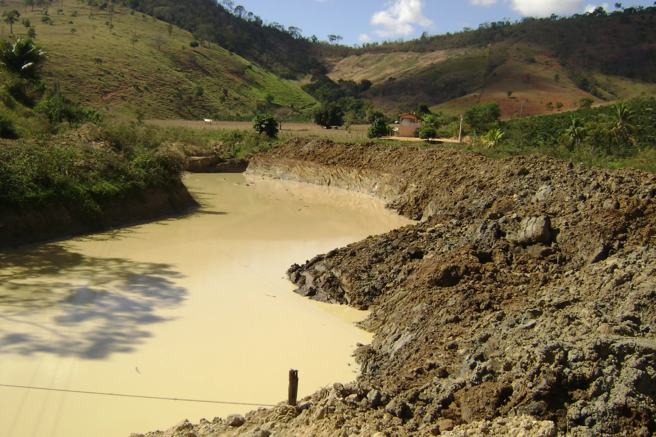 Polícia ambiental encontra escavação irregular em fazenda de Itarana