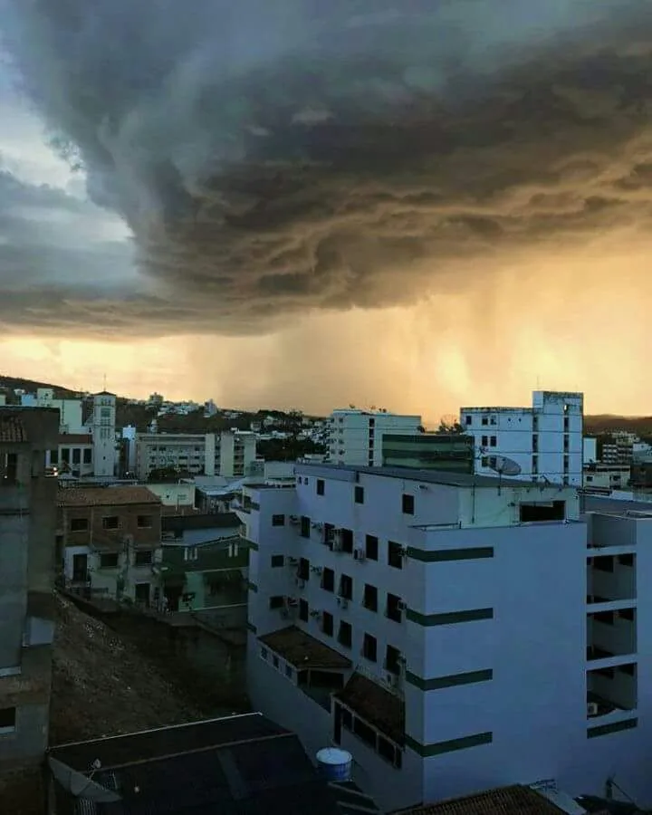 Temporal assusta moradores e causa estragos em Colatina. Veja imagens