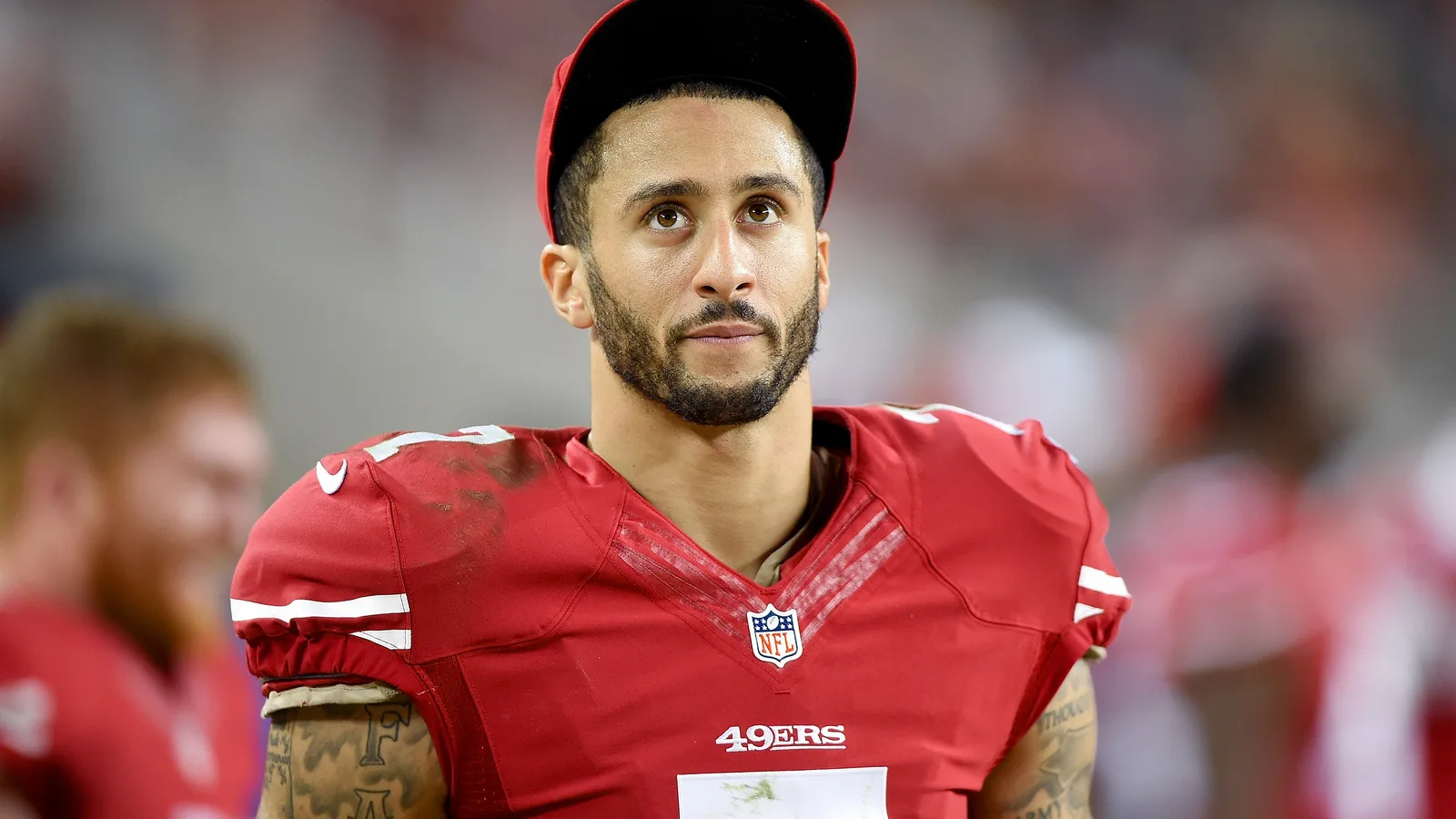 Astro do 49ers diz que manterá protesto em hino na NFL por questão racial