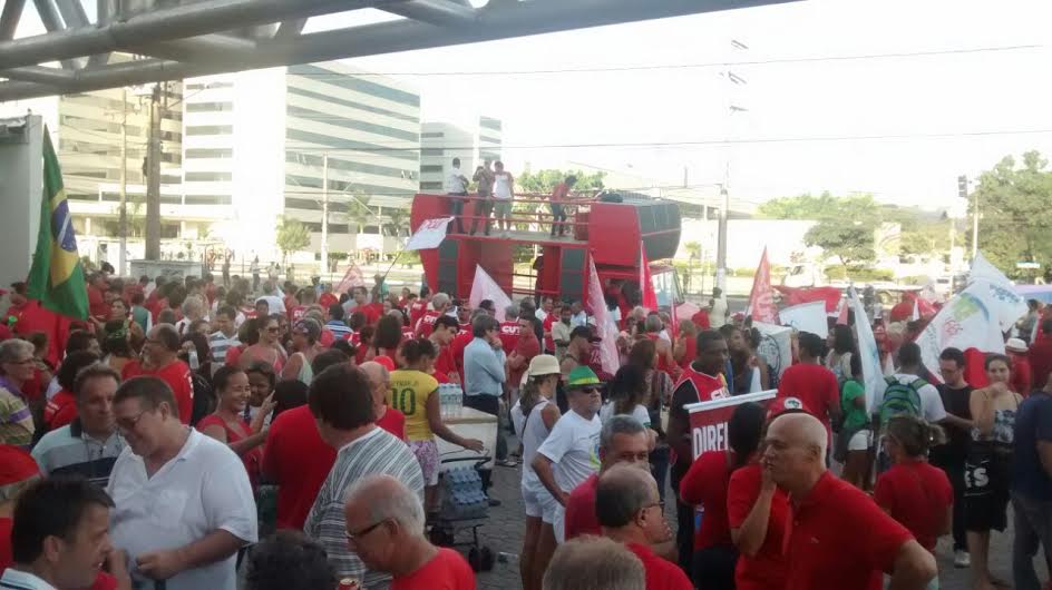 Manifestantes se concentram na Ufes para protesto em favor da Petrobras