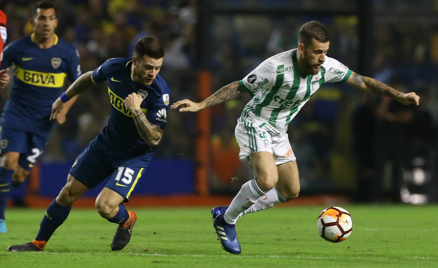 O jogador Lucas Lima, da SE Palmeiras, disputa bola com o jogador Nandez, do CA Boca Juniors, durante partida válida pela fase de grupo, quarta rodada, da Copa Libertadores, no Estádio La Bombonera.