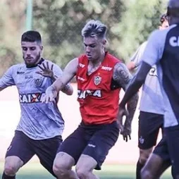 Larghi comemora vitória do Atlético-MG e elogia 'volta por cima' de Róger Guedes