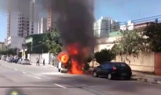 Kombi pega fogo e assusta moradores de bairro em Vila Velha