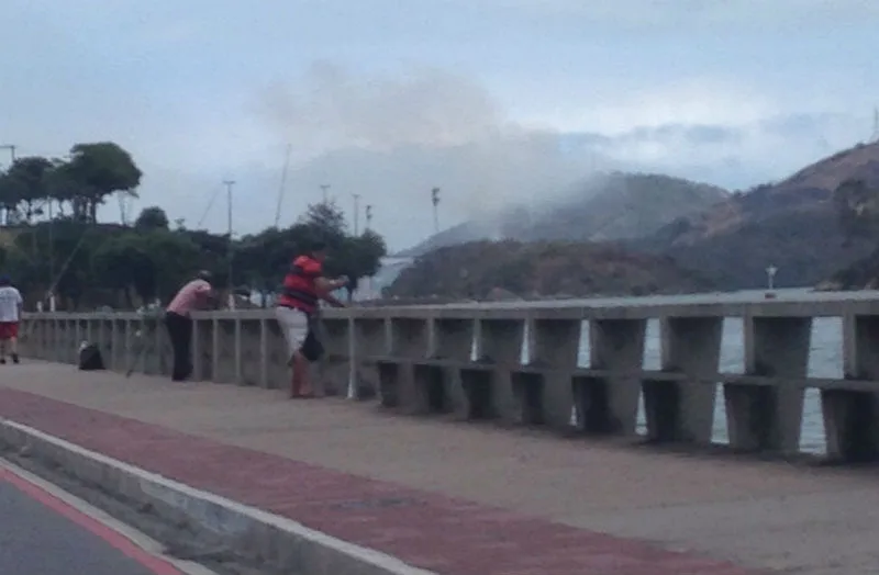 Bombeiros conseguem controlar incêndio no Morro do Moreno em Vila Velha