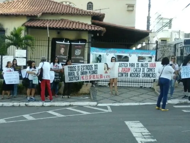 Familiares dos irmãos Joaquim e Kauã fazem manifestação em Linhares