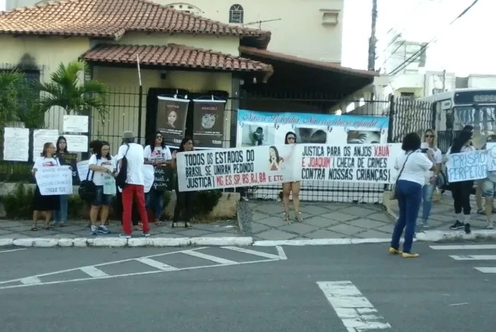 Familiares dos irmãos Joaquim e Kauã fazem manifestação em Linhares