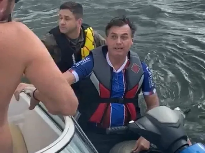 Presidente do Bahia lamenta Bolsonaro com a camisa do time em passeio de jet ski