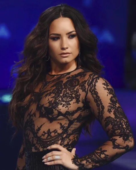 Demi Lovato abre o jogo sobre manter-se sóbria: - Todo dia é uma batalha