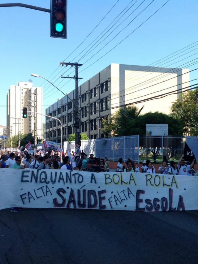 Greve continua: professores fazem protesto e deixam trânsito complicado em Vitória