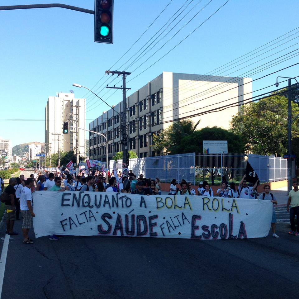 Greve continua: professores fazem protesto e deixam trânsito complicado em Vitória