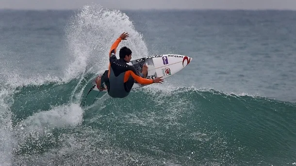 Na decisão, Gabriel Medina tenta evitar assédio no Havaí