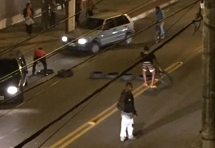 Manifestantes interditam trânsito em Vitória em protesto contra morte de sambista