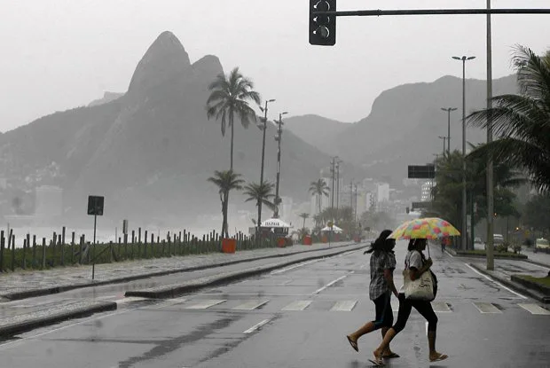 'Fiquei três horas no escuro com água no pescoço', diz sobrevivente de enxurrada