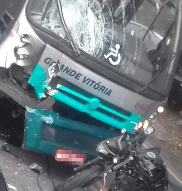 Acidente entre ônibus e moto deixa feridos em Vitória