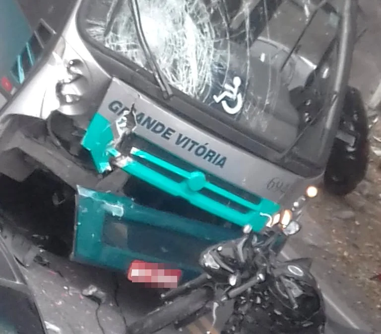 Acidente entre ônibus e moto deixa feridos em Vitória Acidente entre ônibus e moto deixa feridos em Vitória