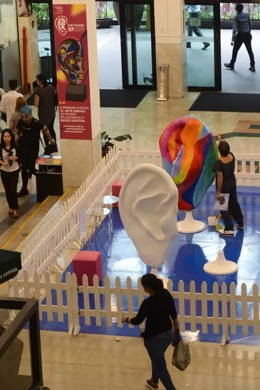 Artistas customizam esculturas em formato de orelha durante Ear Parade, evento de arte urbana relacionado à saúde auditiva que tem o intuito de conscientizar a população sobre problemas de audição e seus impactos na qualidade de vida.