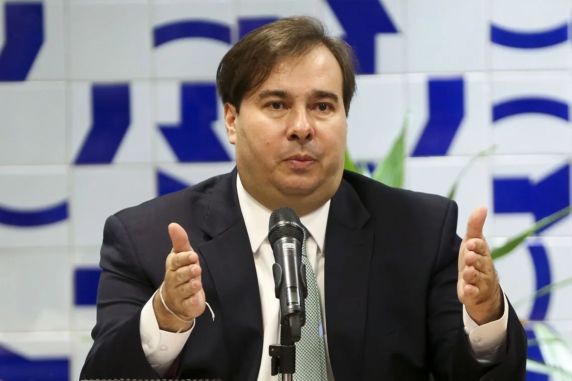 O presidente da Câmara dos Deputados, Rodrigo Maia, coordena reunião de líderes partidários