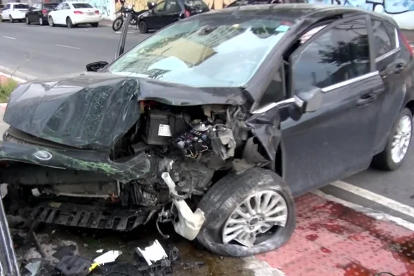 Motorista fica ferido ao perder controle da direção e bater em muro em Vitória