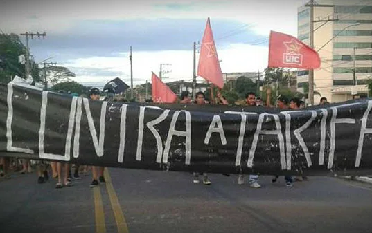 Manifestantes protestam em Vitória contra aumento do preço da passagem do Transcol