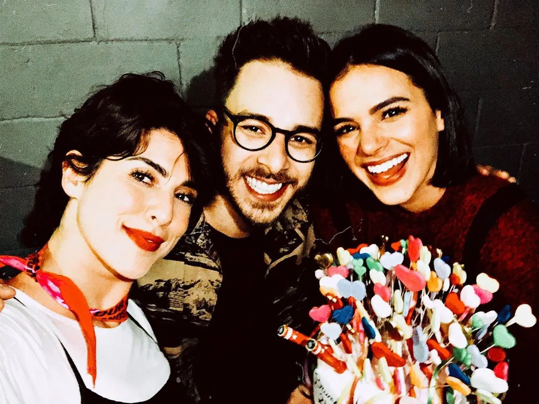 Bruna Marquezine ganha bolo de aniversário das mãos de Junior nos bastidores de show