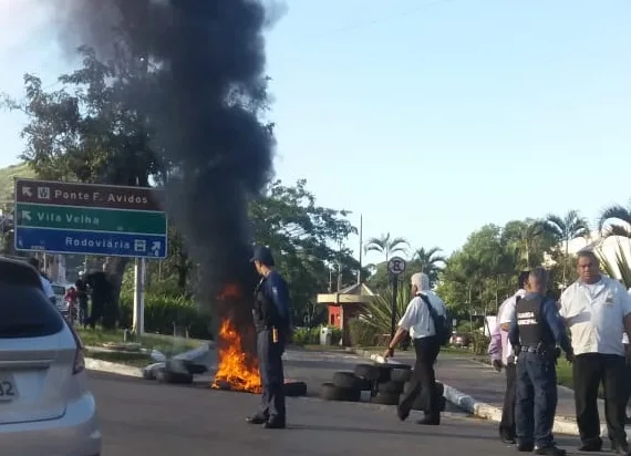 Taxistas da rodoviária de Vitória protestam contra transportes clandestinos