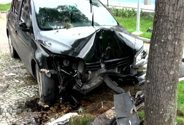 Motorista perde controle da direção, invade praça e atropela duas pessoas em Vitória