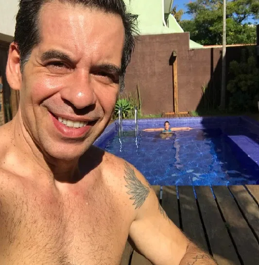 Leandro Hassum posta foto sem camisa e impressiona fãs