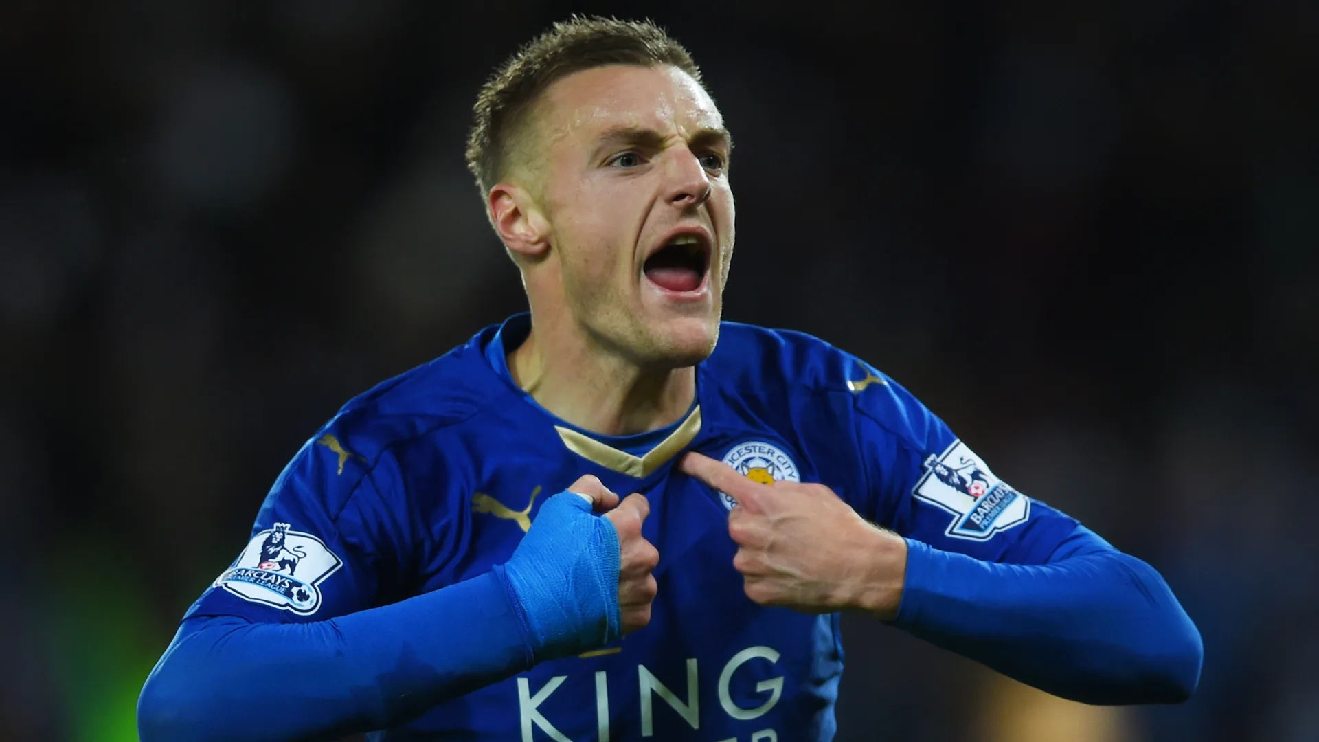 LEICESTER, ENGLAND – NOVEMBER 28: Jamie Vardy of Leicester City celebrates scoring his team’s first goal during the Barclays Premier League match between Leicester City and Manchester United at The King Power Stadium on November 28, 2015 in Leicester, England. (Photo by Laurence Griffiths/Getty Images)