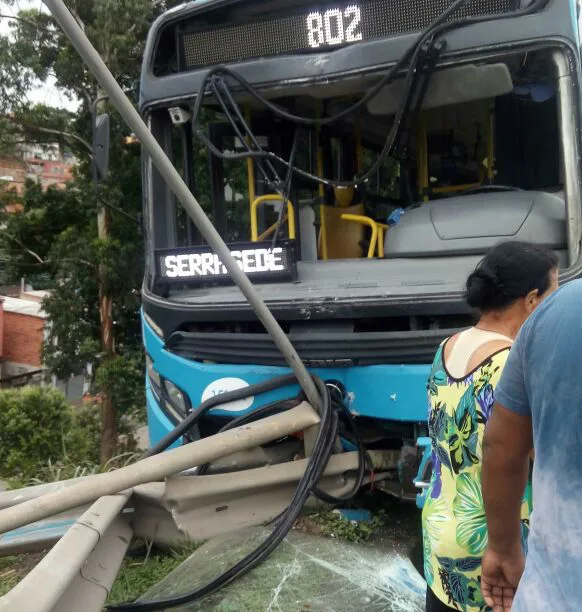 Ônibus do Transcol é jogado para fora da pista após ser atingido por caminhão na Serra