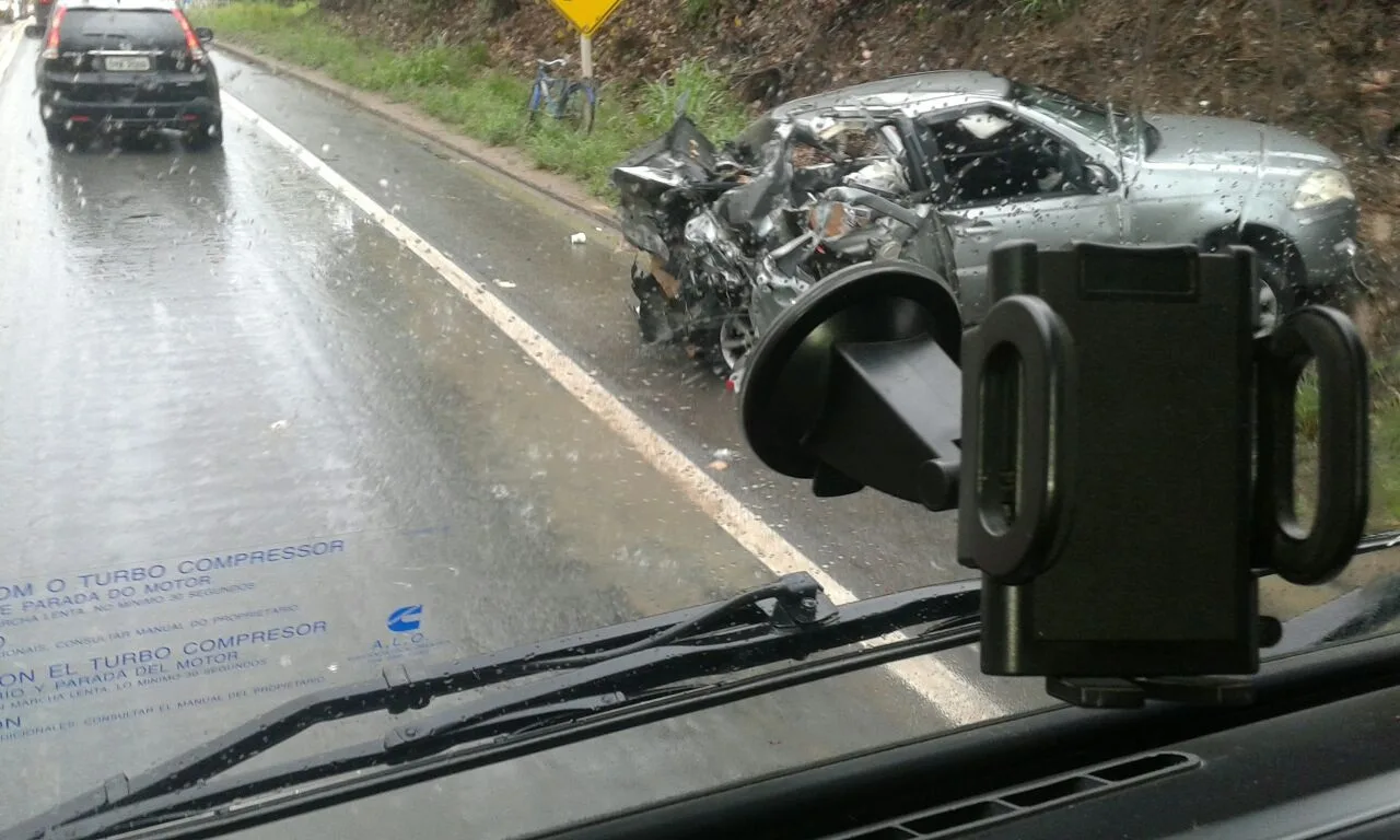 Carreta e carro batem em pista molhada da BR 259 em João Neiva