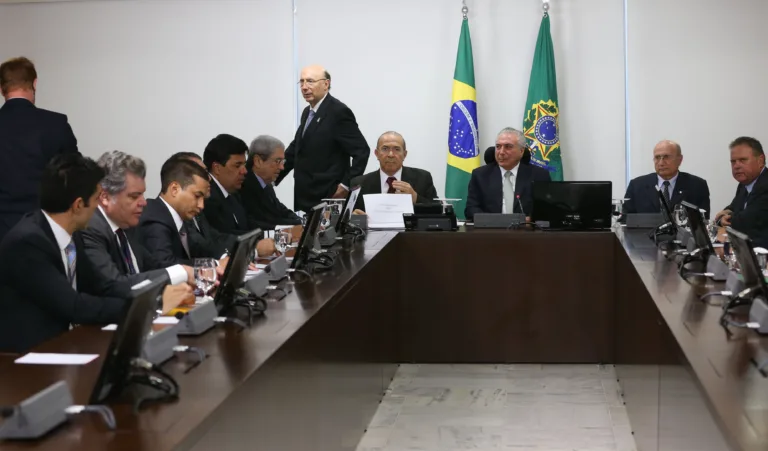 Brasília – Presidente Michel Temer em reunião com ministros sobre as reformas trabalhista e da Previdência, no Palácio do Planalto (Valter Campanato/Agência Brasil)