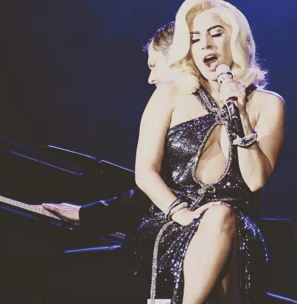 Lady Gaga rouba a cena em apresentação no show do U2