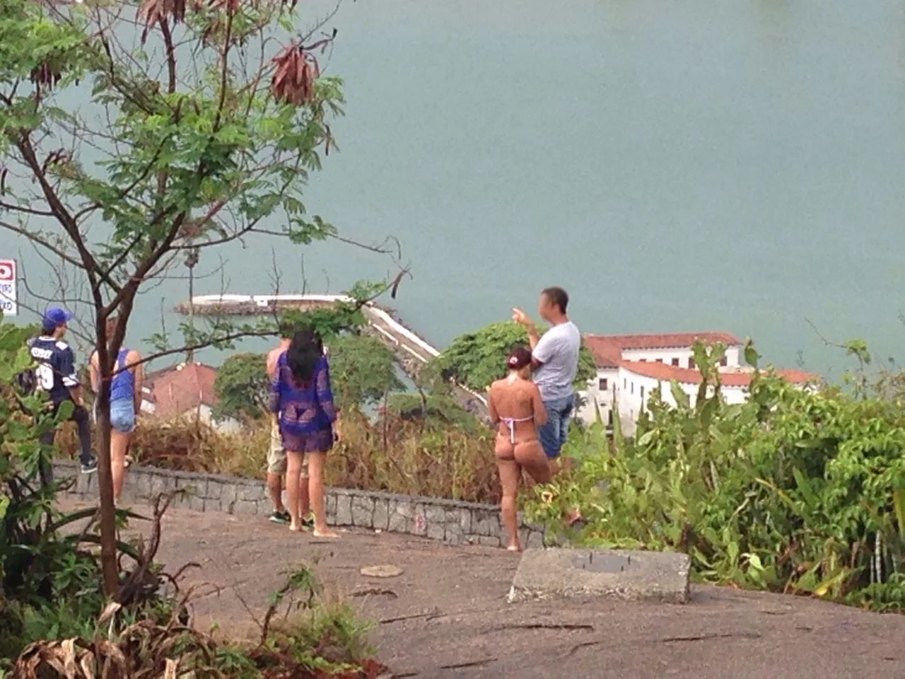 Que pecado! Turistas desinibidas são flagradas de biquíni dentro do Convento da Penha