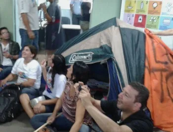 Professores fazem protesto dentro da prefeitura de Cariacica e esperam chegada de prefeito